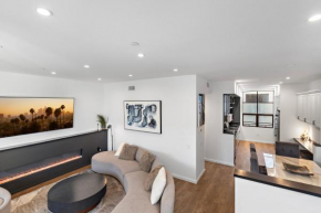 Luxurious 4 King BedTownhouse with Free Parking and Rooftop